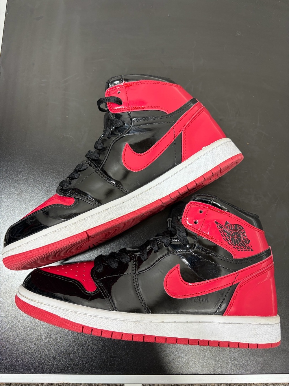 Nike Air Jordan 1 Mid Patent Bred Black Red 555088-063 Men's Size 8.5 Rare AJ1